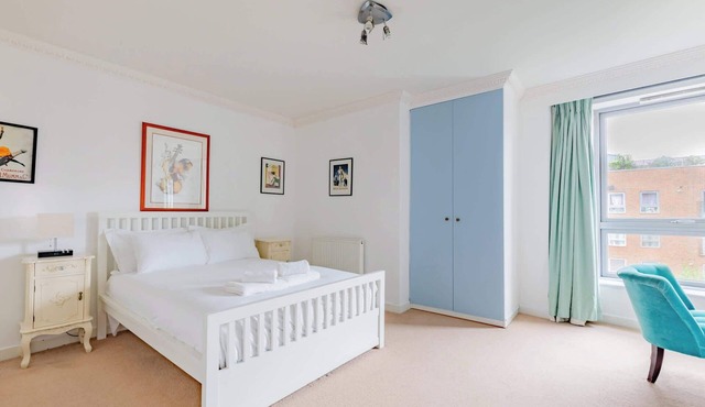 Spacious 2BD Flat, 20 Mins to City of London