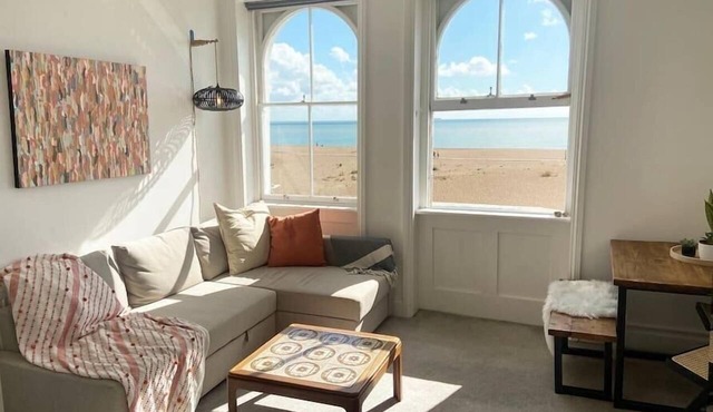 Spacious 2BD Flat with Stunning Views Folkestone