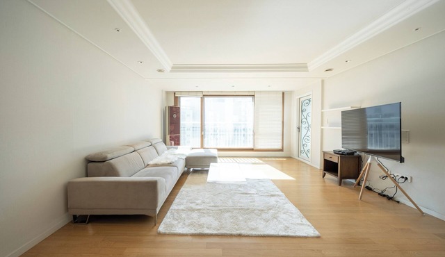 Spacious 2bdr 2bth Room in Gangnam 105m2