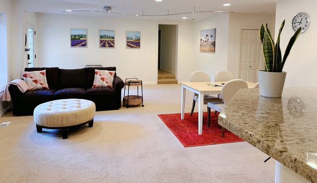 Spacious 2Br/2Bath house suite walking to Lake Sammamish
