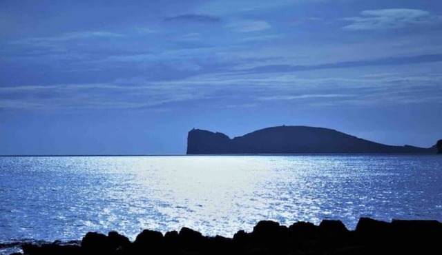 Spacious 2BR, Apartment 150m Beach, Terrace, AC, WiFi, Sleeps 6
