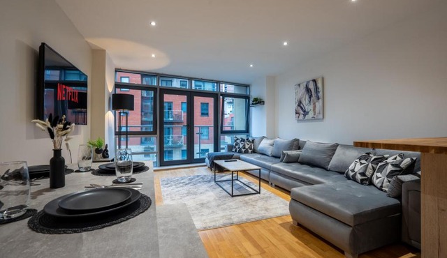 Spacious 2BR Apt - City Centre - Balcony - Parking