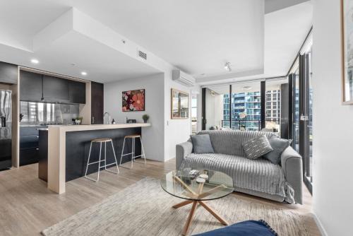 Spacious 2BR Apt on Fish Lane with Pool and Parking!
