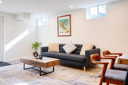 Spacious 2BR Basement w Parking -30 mins to Downtwn TO