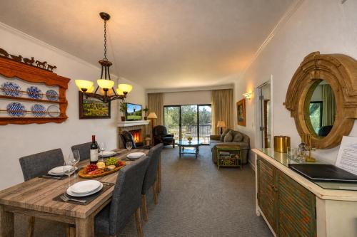 Spacious 2BR condo with pool, fireplace,at Silverado Country Club