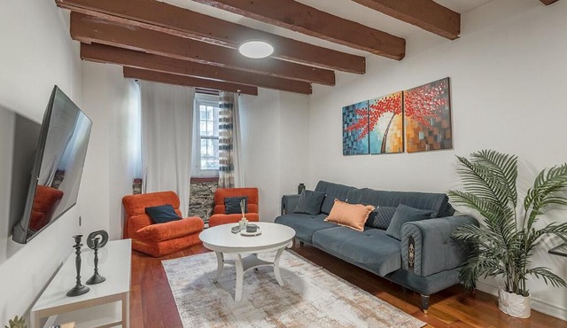 Spacious 2BR Downtown - Vintage Charm Sleeps 10