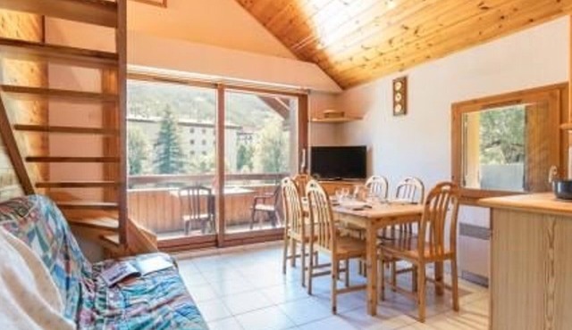 Spacious 2BR Duplex with Balcony & Parking, 700m from Slopes – Sleeps 6, Pets Welcome