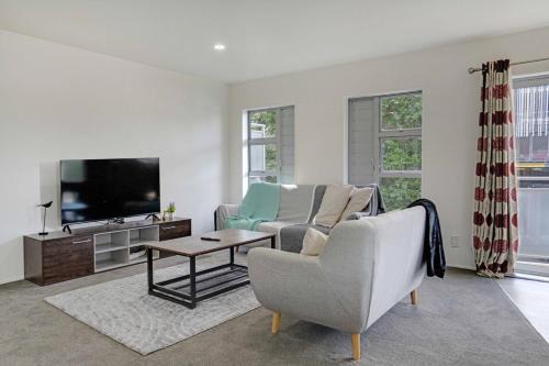 Spacious 2BR Garage 1 Stop on train to Eden Park