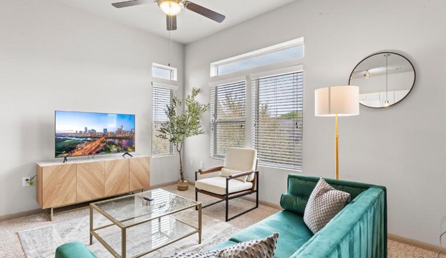 Spacious 2BR King Bed Suites Close to Downtown and Airport