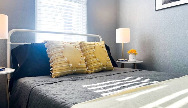 Spacious 2BR, Sleeps 6+ Art Inspired & Affordable