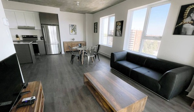 Spacious 2BR with Skyline Views, Near Place Vertu