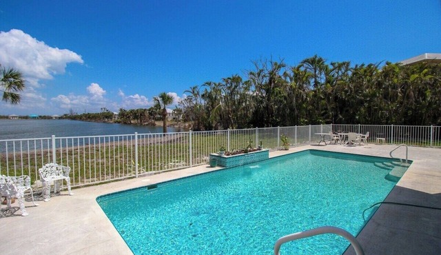 Spacious 3/2 pool home on Sanibel Island - 10 min walk to beach - Lily Pad