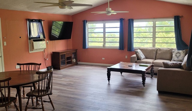 spacious 3 bd, 2 ba. nwsh/dry onsite - AC - stable Wi-Fi - full kitchen