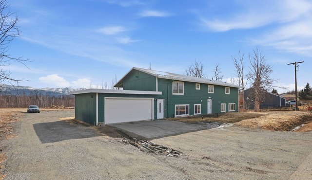 Spacious 3-bd 2 ba in Palmer w/Large garage in Prime Location & Scenic views
