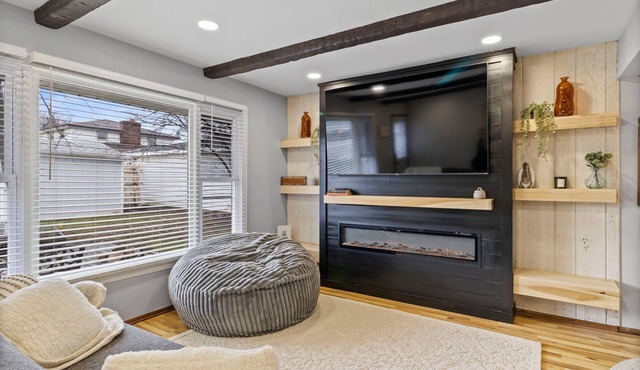 Spacious 3-BD Townhouse W/PKG 25M From Airport