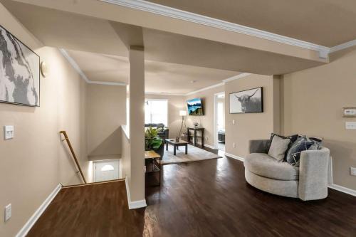 Spacious 3 bed 3 bath apartment near airport UB