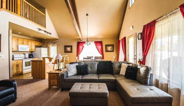 Spacious 3 Bed, 3 Bath Condo on Golf Course with Hot Tub, Sauna & Indoor Pool!