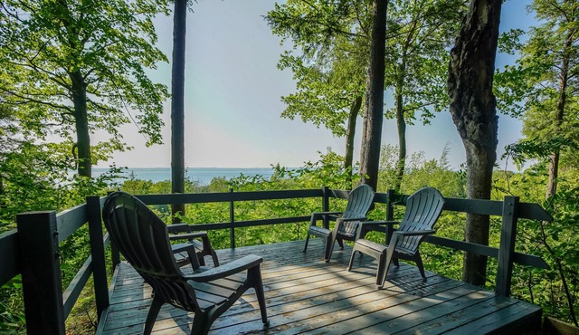 Spacious 3 bed 4 bath private cottage with amazing lake view sleeps 6