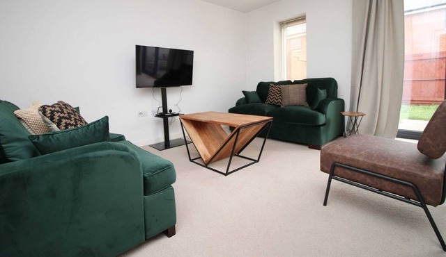 Spacious 3 Bed close to Cardiff City by Mia Living