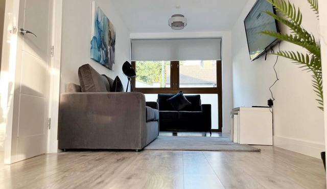 Spacious 3 bed Duplex Apartment - 18 mins from Central London - sleeps 8