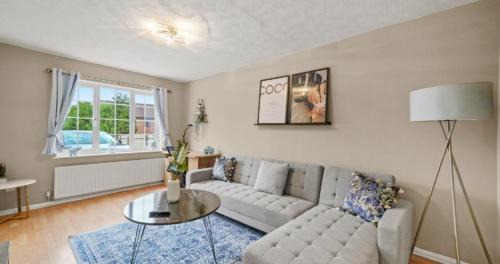 Spacious 3-Bed Home Near M1, Sky TV & Netflix Included 2x Parking Spaces Garden Fast Wifi Contractors Travellers Relocators Leisure Welcome