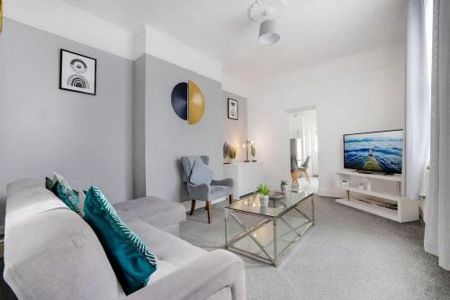 Spacious 3-Bed Home in South Shields, Sleeps 8