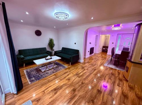 Spacious 3 Bed Home With Private Parking Close to MK Central