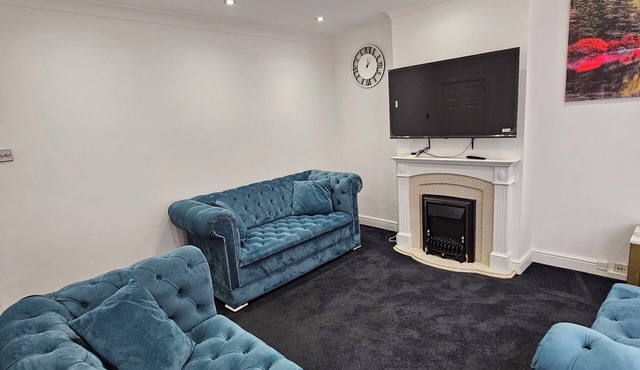 Spacious 3 Bed House | WiFi | En-suite | Garden | On-site Free Parking(2 cars)