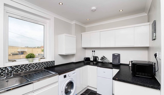 Spacious 3 BED House With Parking