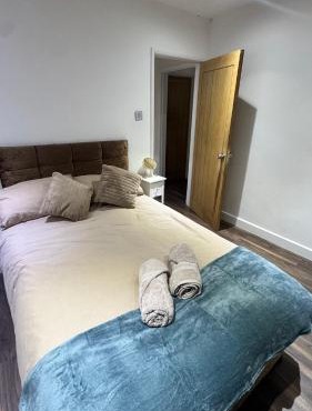 Spacious 3 Bed House with Garden & Free Parking