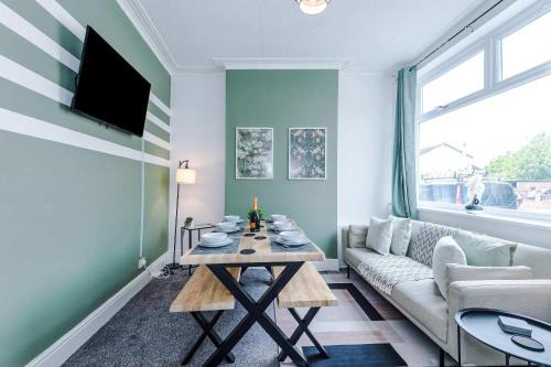 Spacious 3 Bed in Manchester by 53 Degrees Property, Perfect for Group Stays, Sleeps 8 with Free Parking!