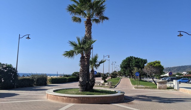 Spacious 3 Bedroom Seaside Apartment - 5 min walk to beach!