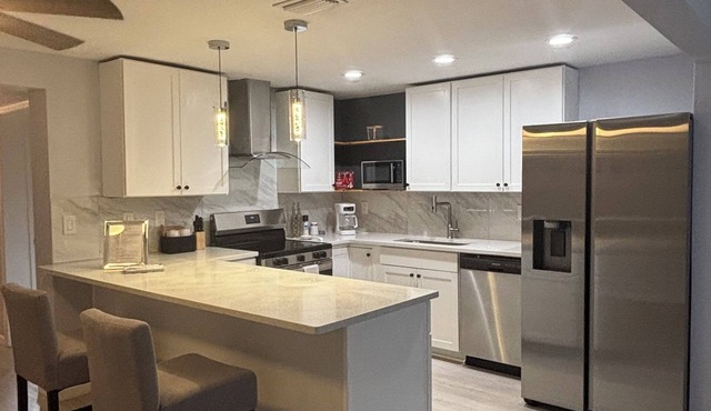 Spacious 3-Bedbroom Sleep 7 Family Retreat Near Tarpon Springs & Nearby Beaches!
