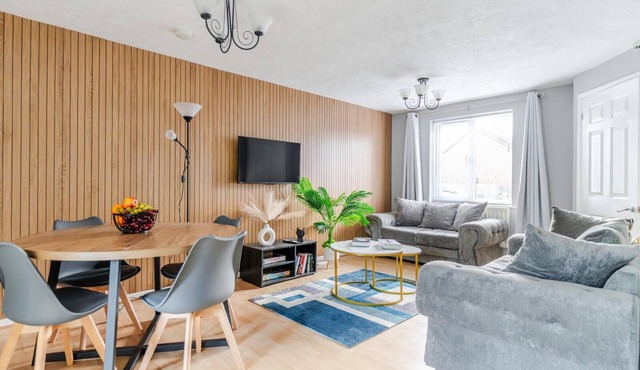 Spacious 3-Bedroom Home with Fast Wi-Fi Near M4, M5 & M32