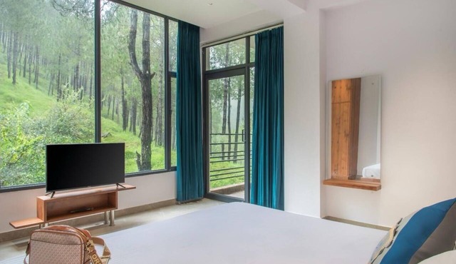 Spacious 3-bedroom apartment in gorgeous Dharampur with AC in floor 7
