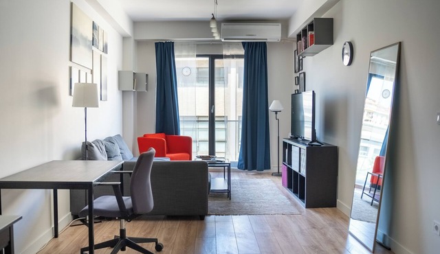 Spacious 3-bedroom apartment with WiFi, AC in charming Istanbul