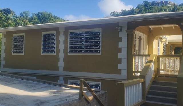 Spacious 3-bedroom apartmen on St Thomas west end. Five minute walk to the bay.