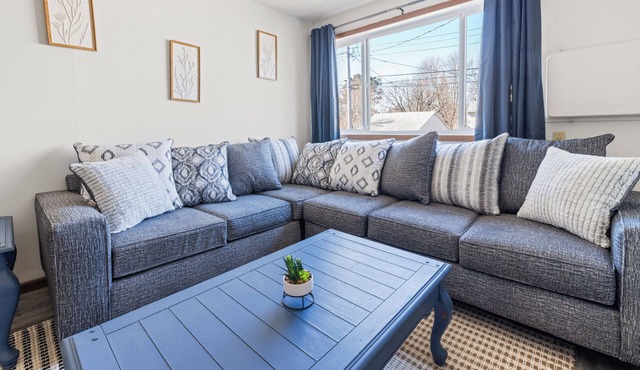 Spacious 3-bedroom apartment with WiFi, AC in wonderful St. Cloud