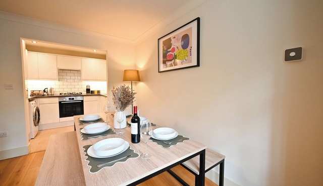 Spacious 3-bedroom apartment in charming Redhill with WiFi