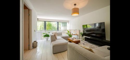 Spacious 3-Bedroom Apartment Amsterdam West - by Peter