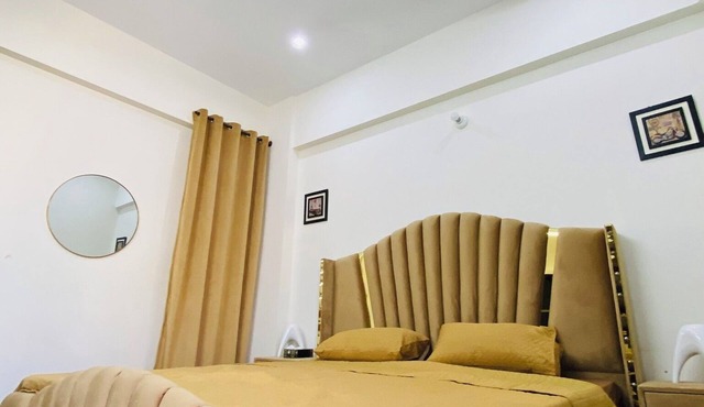 Spacious 3-Bedroom Apartment with Lounge, Kitchen, Free Wi-Fi, Parking & More!