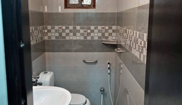 Spacious 3-bedroom apartment with WiFi, AC in charming Karachi