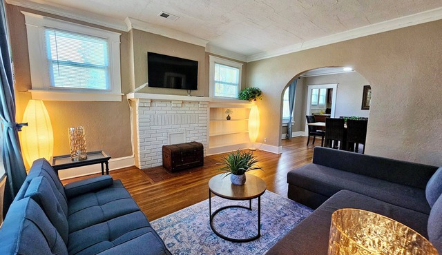 Spacious 3-bedroom apartment in nice Midtown Memphis near Beale st with AC