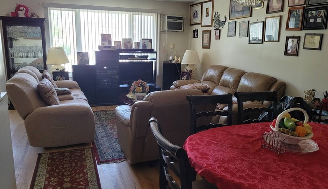 Spacious 3-bedroom apartment in charming Queens with AC, near to shopping, beach