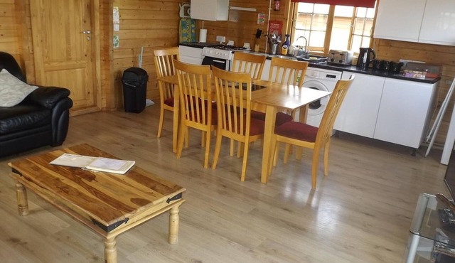 Spacious 3 bedroom cabin at Avonvale Holiday Lodge