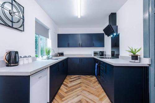 Spacious 3 bedroom close to Leeds city centre with parking - Short Stay Leeds