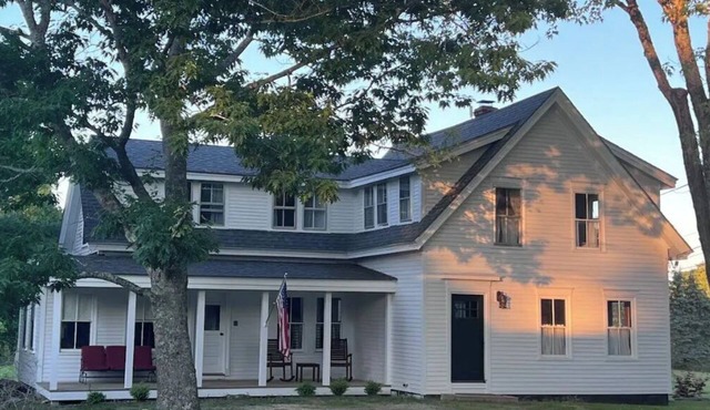 Spacious 3 bedroom farmhouse on the Blue Hill Peninsula