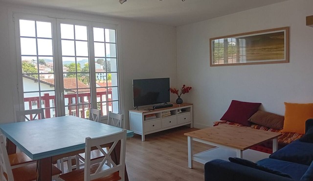 Spacious 3-Bedroom Flat, Quiet Area, Modern Amenities, Free Parking, Near Beach - Hendaye