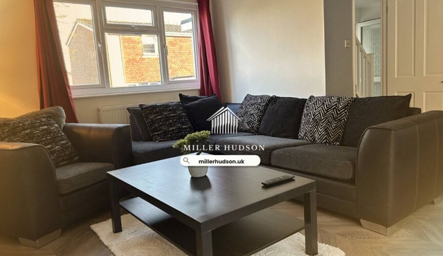 Spacious 3 bedroom House, Close to Gatwick