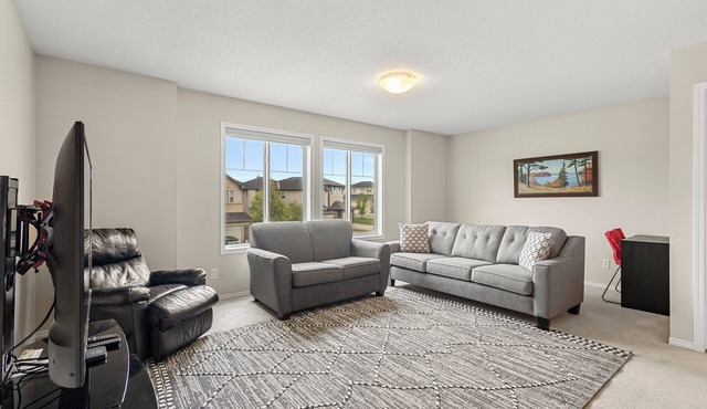 Spacious 3-bedroom house +AC/WiFi/Garageand in NW Calgary